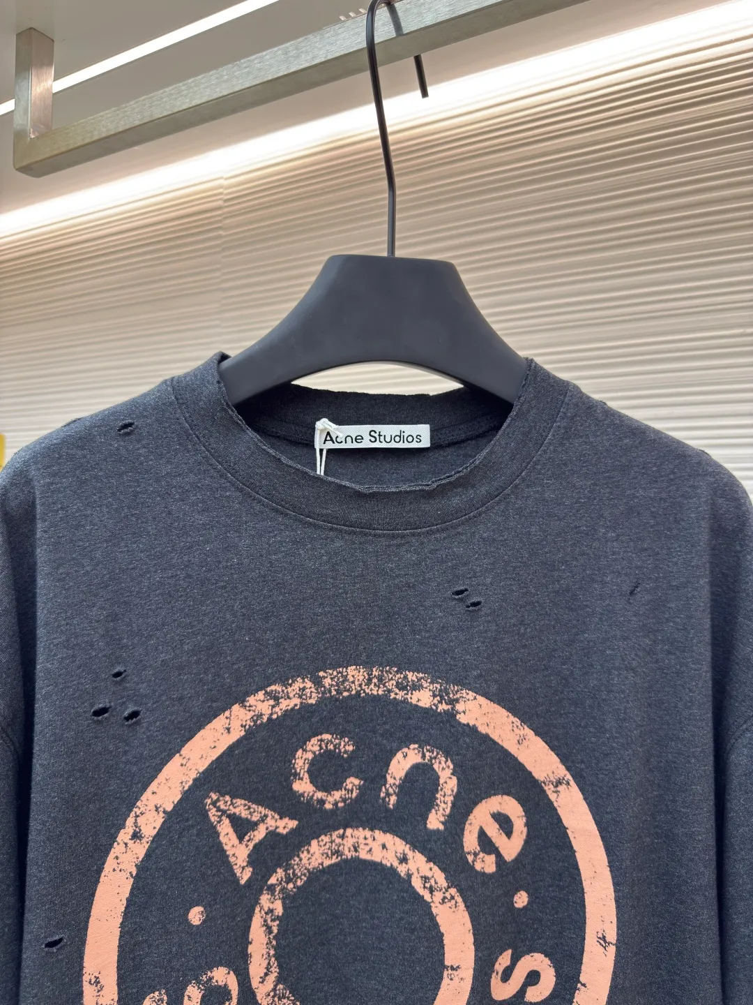 Acne Studios Distressed Printed Short Sleeves ●Authentic: Purchased and developed for 3000 ●Item No.: 1680377-A00 ●Fabric: Double-ply cotton plain fabric ●Technology: Distressed printing ●Version: Fitted version ●Weight: about 295 grams ●Size: S-M-L-XL ●Description: Customized Dream Double-ply cotton plain fabric with excellent texture, comfortable and skin-friendly, with deep black as the main color Like the mottled rust on ancient copperware, the unruly soul of AcneStudios is engraved on the chest. The ingenious integration of hole elements and wanton swaying on the black canvas is a deliberate rebellion, a break away from the shackles of tradition, and unique in the wave of trends. Glue printing is used. The chest printing is modified three times with the film screen. The glue liquid paint is used to print the pattern on the fabric. The fabric is baked to fix the printed pattern. Many parts of the body of the garment are worn and worn by pure artificial regularity, and hand brush marks are added to the surface of the garment to add texture and depth to imitate the texture of natural wear and tear. The fabrics have been washed to give them a better feel and texture. They are not easy to deform, shrink or fade, and maintain their long-lasting beauty. The overall color is consistent with no color difference. It can be matched with the same style to create a fashionable look, and can be used in various occasions. Customized accessories, complete with three standards, the same style for men and women!